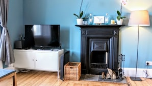 Apartment (2 Bedrooms) | Living room | TV, fireplace