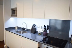 Huoneisto, 1 makuuhuone | Yksityinen keittiö | Jääkaappi, mikroaaltouuni, uuni, liesi