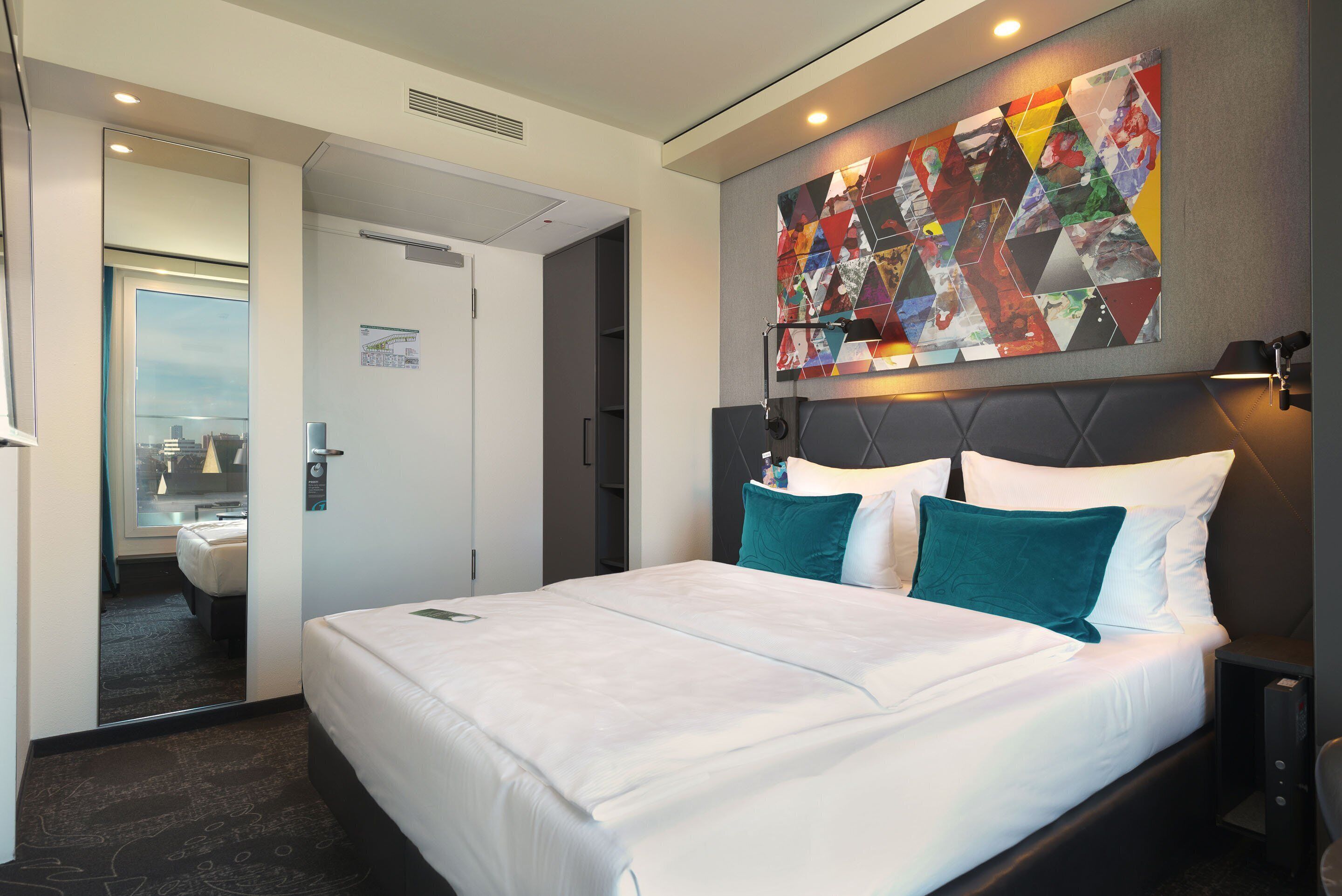 comfort room, 1 queen bed, balcony | hypo-allergenic bedding, in-room safe, desk, soundproofing