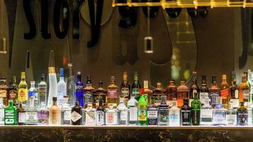 Un bar con una variedad de botellas de licores exhibidas en la barra.