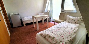 Chambre avec lits jumeaux, balcon, vue établissement