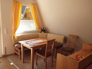 Haus Orchidee | Essbereich im Zimmer