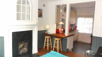 Habitación doble | Cocina privada | Microondas, horno, parrilla de estufa y periquera