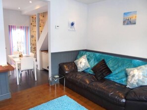 Microwave, oven, stovetop, highchair - Tower Cottage (Rye)