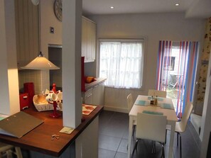 Microwave, oven, stovetop, high chair - Tower Cottage (Rye)