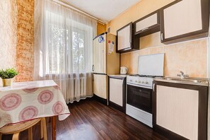 Apartamento | Cozinha privada | Geladeira grande, micro-ondas, fogão, cooktop