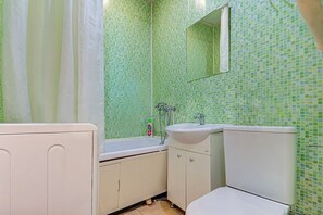 Apartamento | Baño | Bañera, bañera profunda y artículos de higiene personal gratuitos