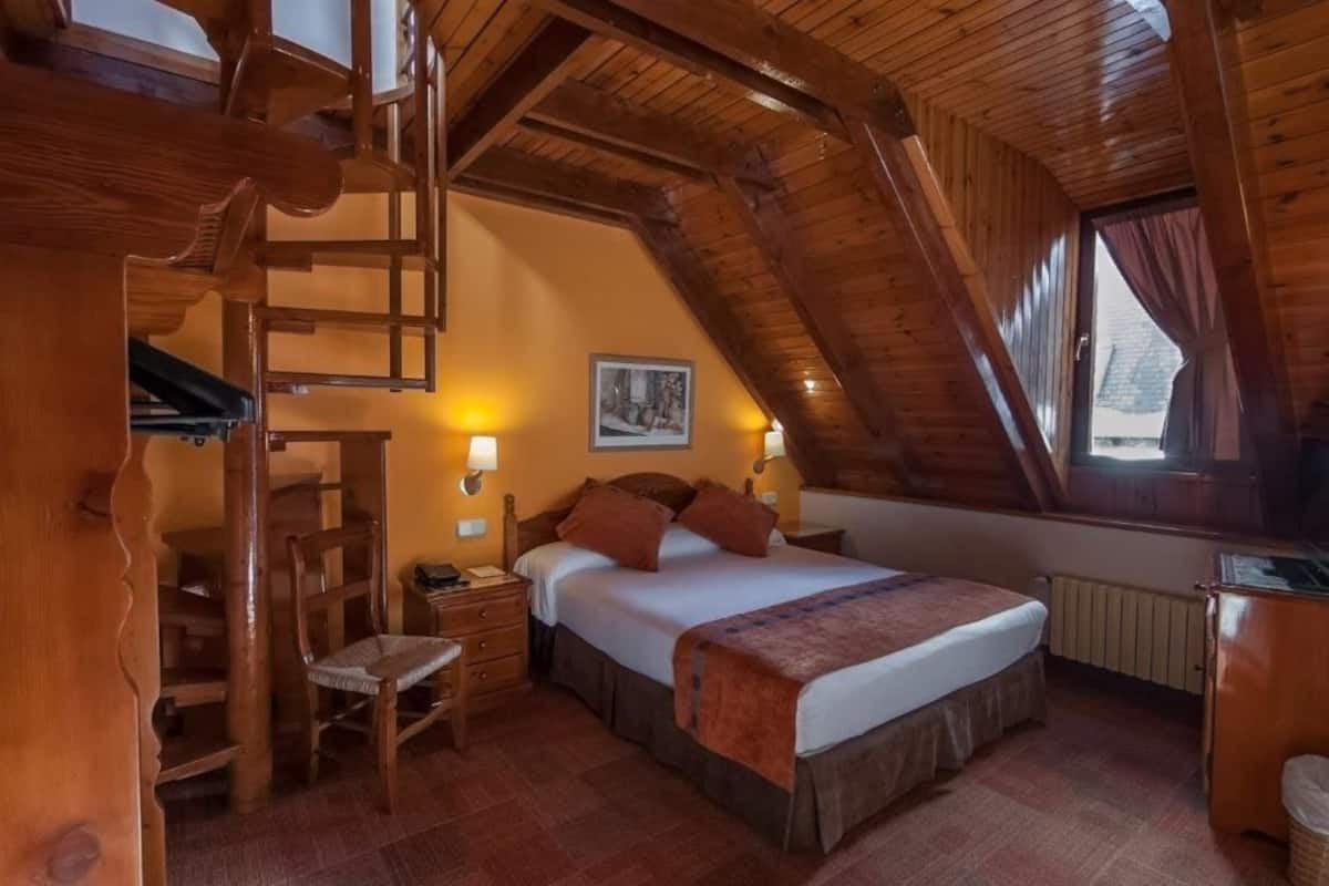 Dreibettzimmer | Daunenbettdecken, Zimmersafe, individuell dekoriert