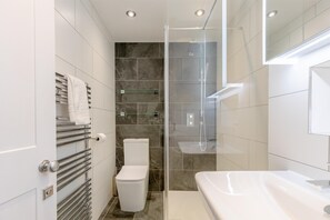 Departamento, 1 habitación | Baño | Tina y regadera independientes, secadora de cabello, toallas, jabón 