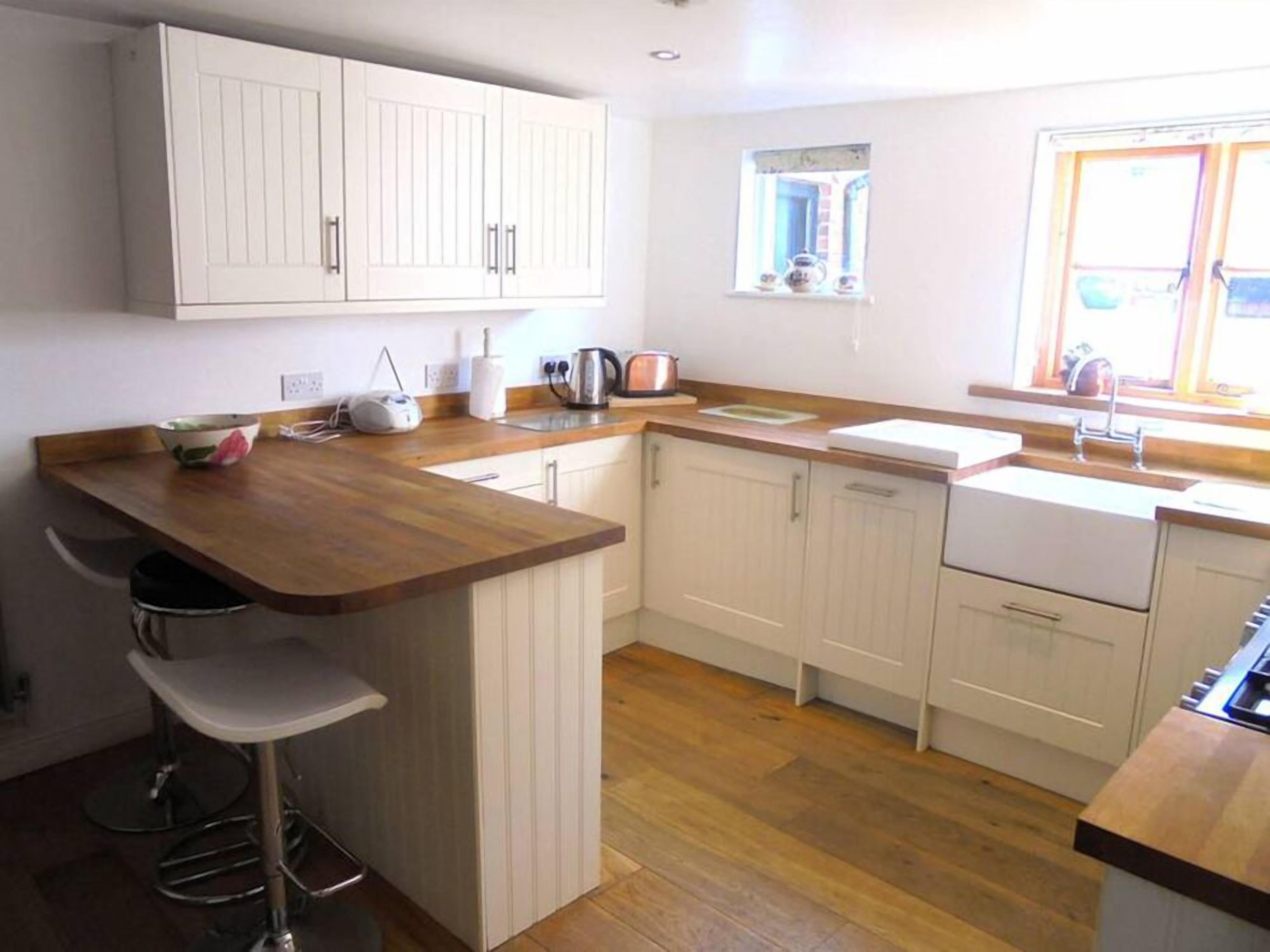 Casa de campo | Cocina privada | Horno, parrilla de estufa, cafetera y tetera y tetera eléctrica 