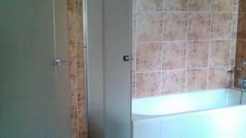 Talo, 3 makuuhuonetta | Kylpyhuone | Erillinen kylpyamme ja suihku, pyyhkeet