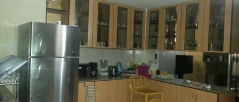 Casa, 3 habitaciones | Cocina privada | Refrigerador con congelador, microondas, horno y parrilla de estufa