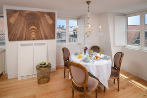 Duplex, 1 Bedroom | Private kitchen | Fridge, microwave, oven, stovetop - Aurea Once Upon a House (Lisbon)