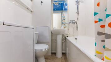 Apartment | Badezimmer | Duschwanne, Komfortbadewanne, Haartrockner, Hausschuhe