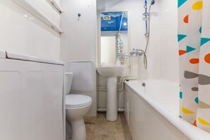 Apartment | Badezimmer | Duschwanne, Komfortbadewanne, Haartrockner, Hausschuhe