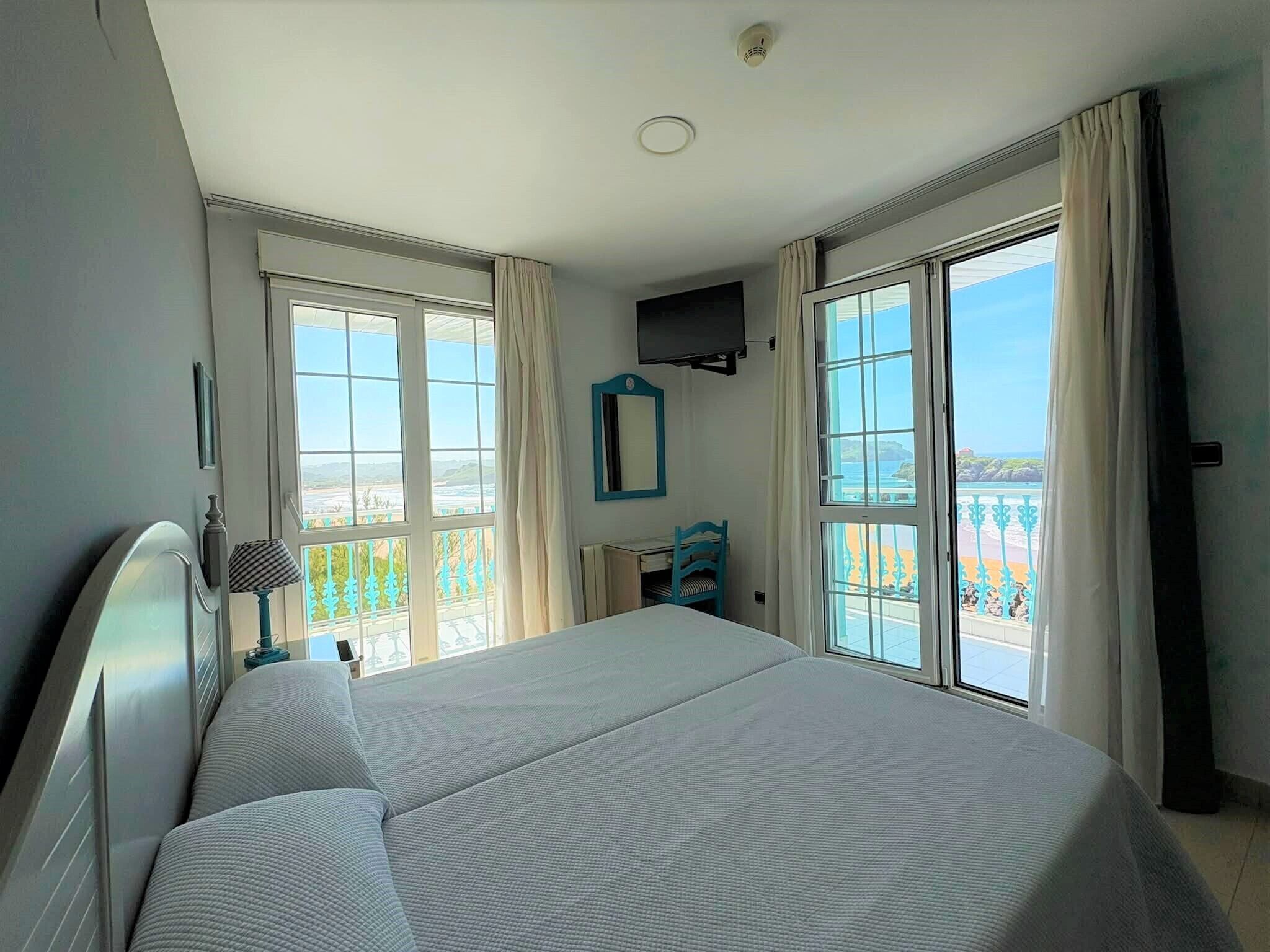 Habitación con 2 camas individuales, vistas al mar | Wifi gratis y ropa de cama