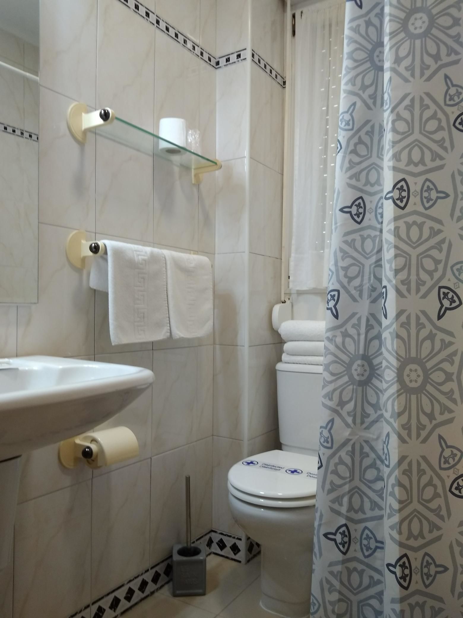 standard single room | bathroom | combined shower/bathtub, free toiletries, towels