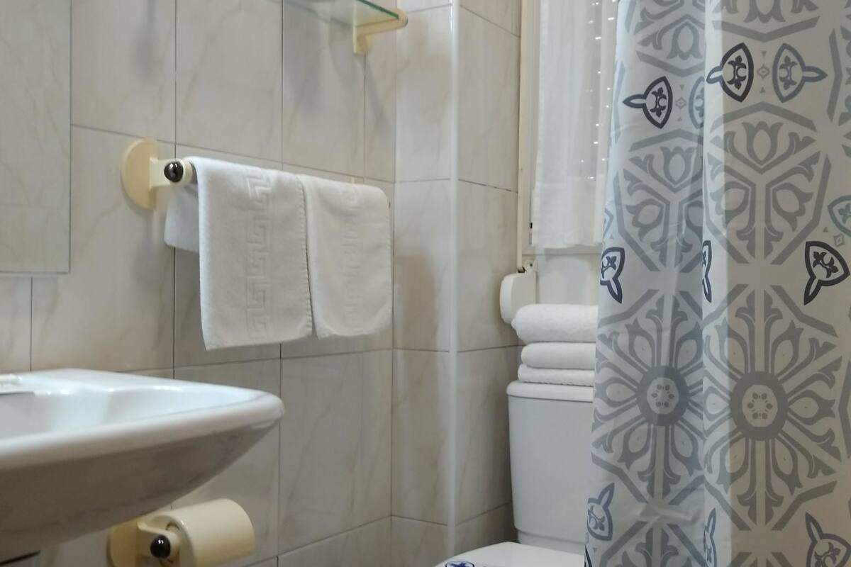 standard single room | bathroom | combined shower/bathtub, free toiletries, towels