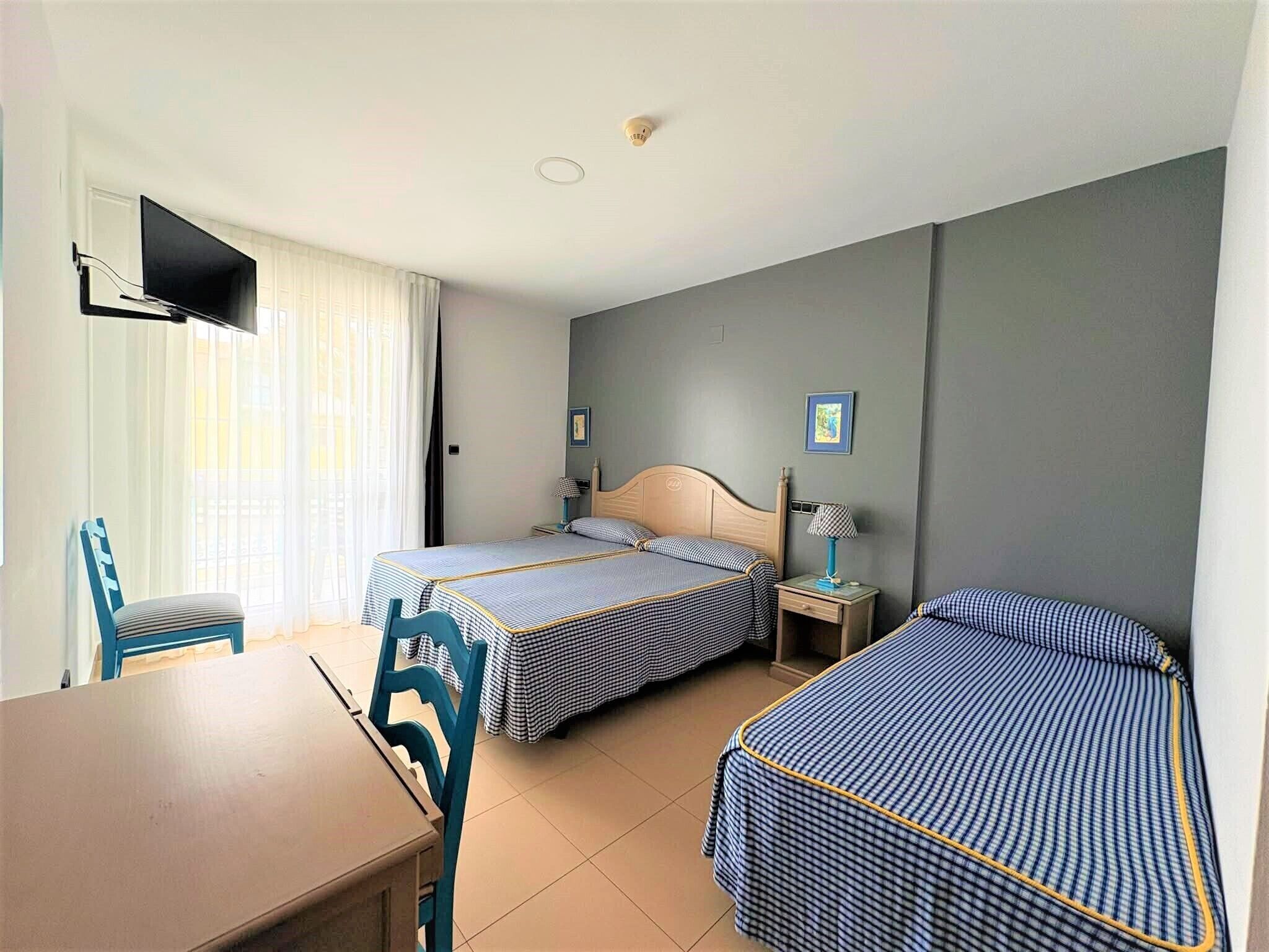 Habitación triple, vistas al mar | Wifi gratis y ropa de cama