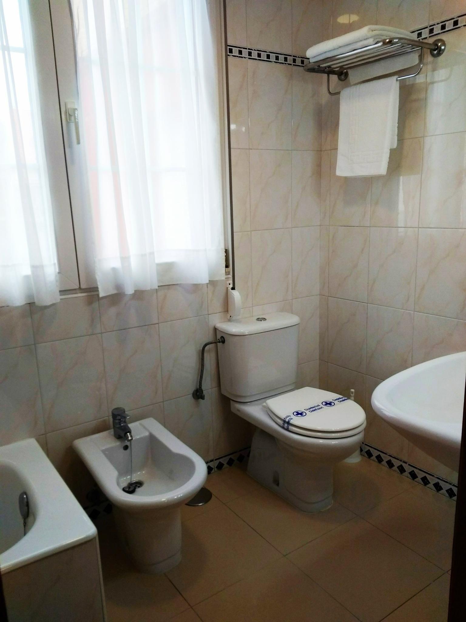 combined shower/bathtub, free toiletries, towels