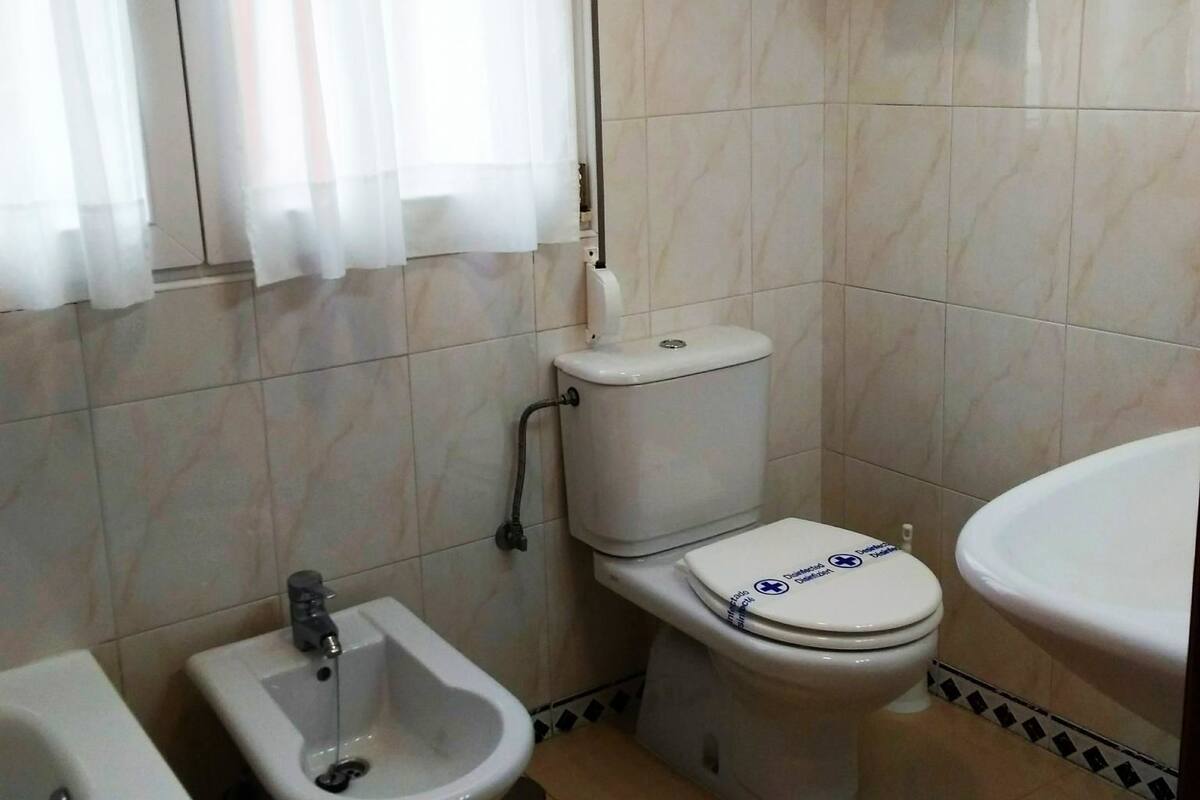 combined shower/bathtub, free toiletries, towels