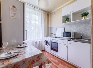 Apartment | Private kitchen | Fridge, microwave, oven, stovetop - Apartment Hanaka Shchelkovskoe 49 (Moscow)