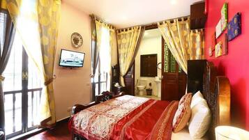 Executive Room, 1 King Bed | Minibar, individually decorated, individually furnished, free WiFi