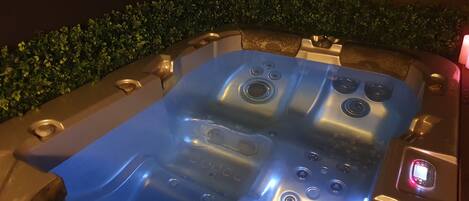 Indoor spa tub