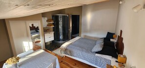 Habitación doble superior (Castellas) | Ropa de cama de alta calidad y camas Tempur-Pedic 