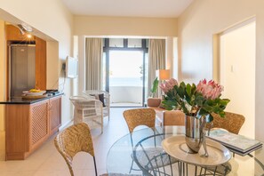 Apartamento Confort, 2 habitaciones, vistas al mar, frente a la playa | Servicio de comidas en la habitación