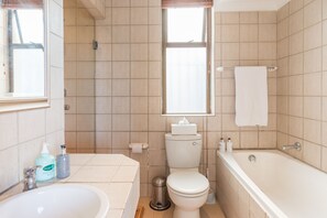 Comfort Apartment, 2 Bedrooms, Ocean View, Beachfront | Bathroom