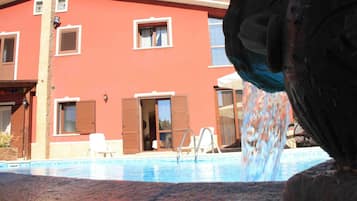 Außenpool, Sonnenschirme, Liegestühle
