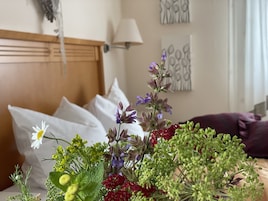 Escritorio y espacio para trabajar con laptop