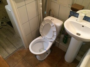 อพาร์ทเมนท์ | ห้องน้ำ | อ่างอาบน้ำ, อ่างอาบน้ำแบบแช่ตัว, ไดร์เป่าผม