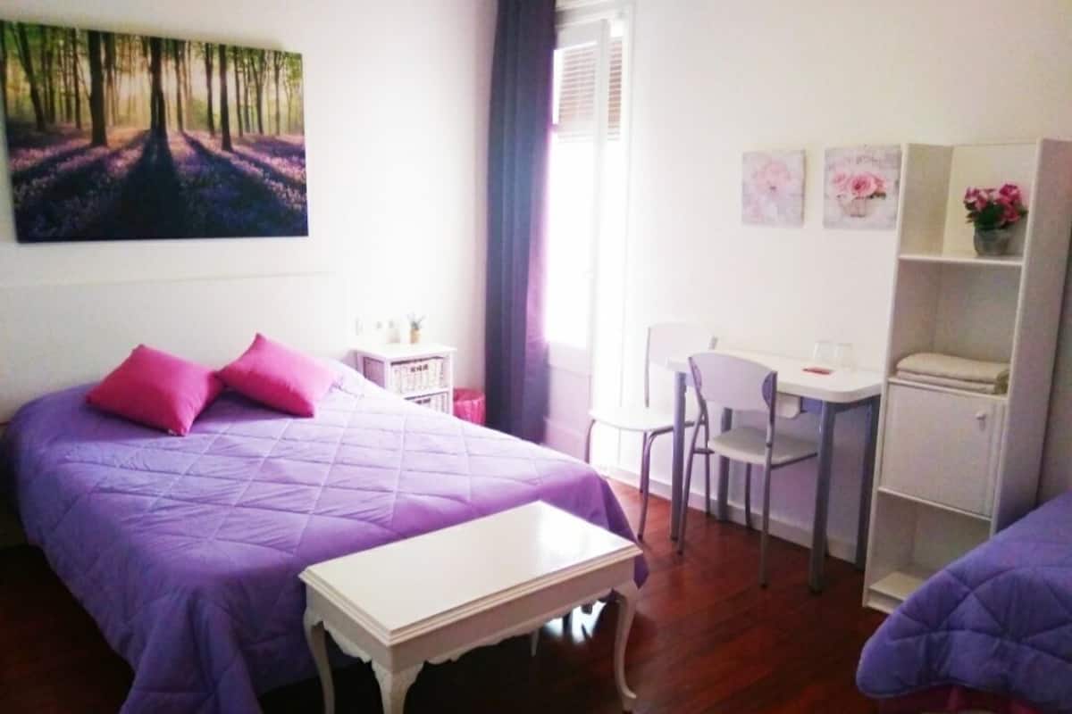 Ein Schlafzimmer mit einem Bett, einem Schreibtisch und einem Stuhl.