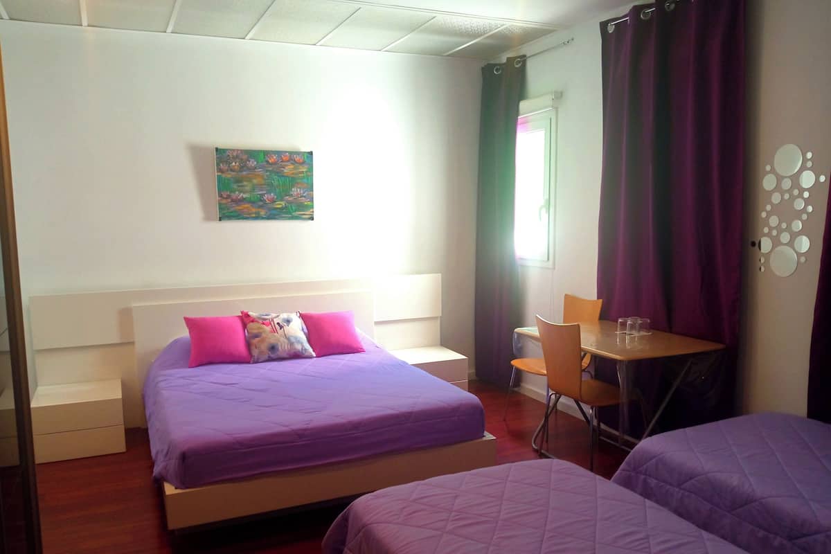 Ein Hotelzimmer mit einem Bett, einem Schreibtisch und einem Stuhl.