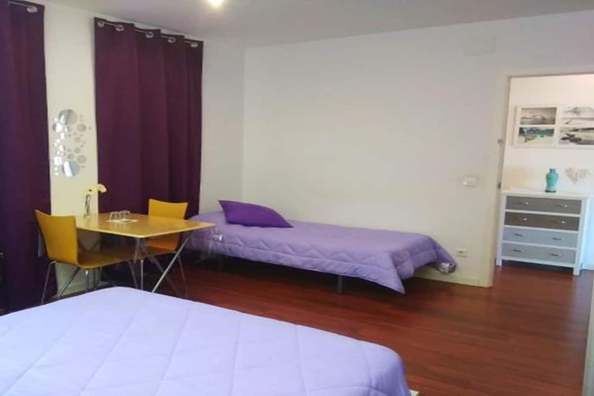 Design-Dreibettzimmer, Mehrere Betten, Blick auf den Innenhof