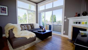 Hus Deluxe - 3 sovrum | Vardagsrum | Platt-tv och eldstad
