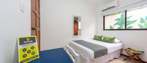 Habitación doble | 1 dormitorio, caja fuerte, wifi gratis y ropa de cama