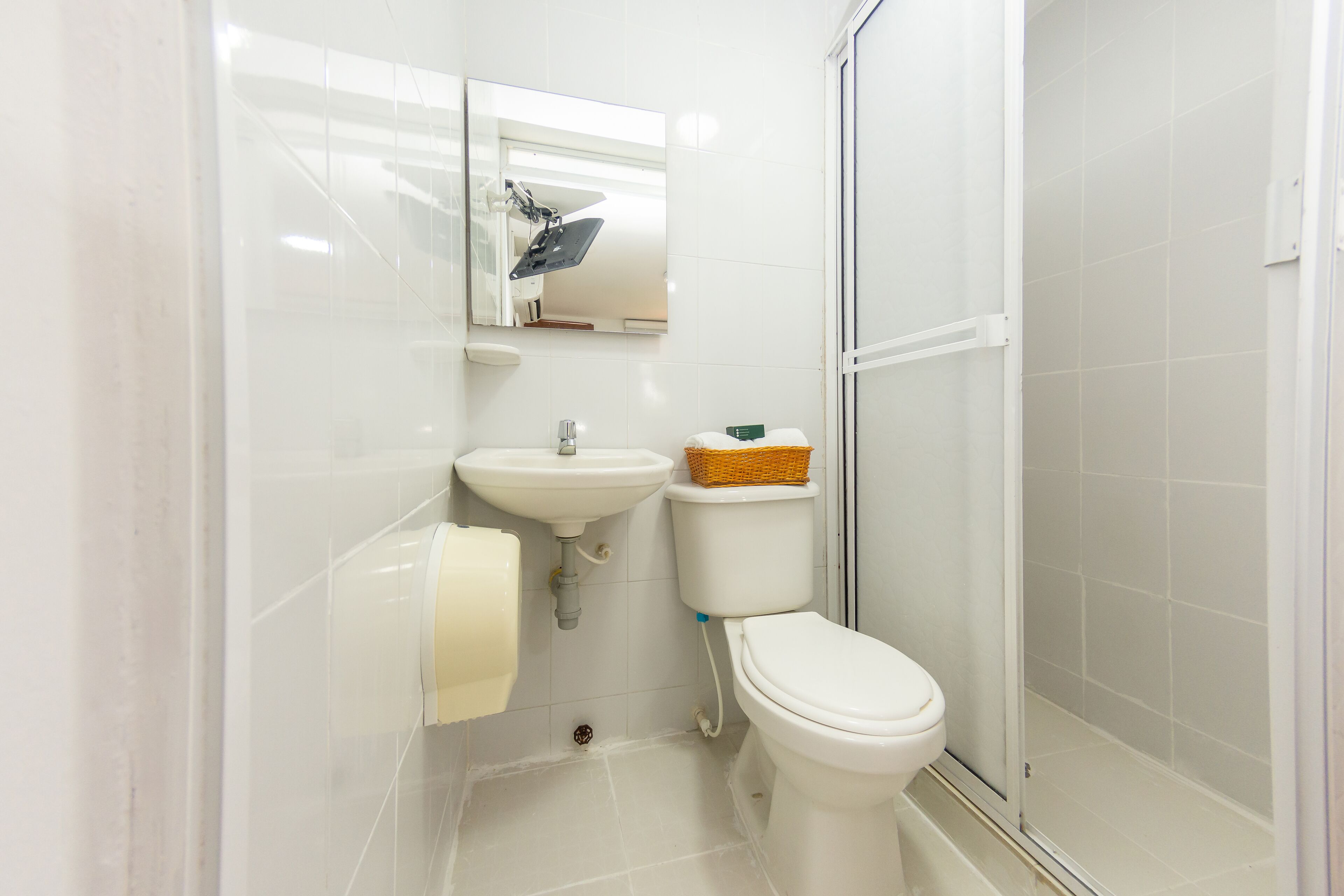 economy double room | bathroom | shower, towels