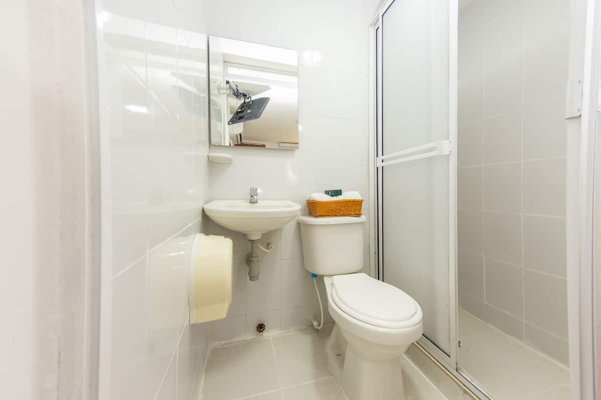 economy double room | bathroom | shower, towels