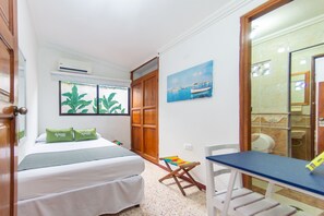 Habitación doble | Caja de seguridad en la habitación, wifi gratis y ropa de cama 