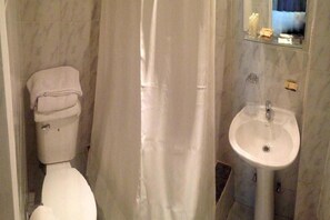 Habitación doble estándar | Baño | Tina con regadera y amenidades de baño gratuitas 