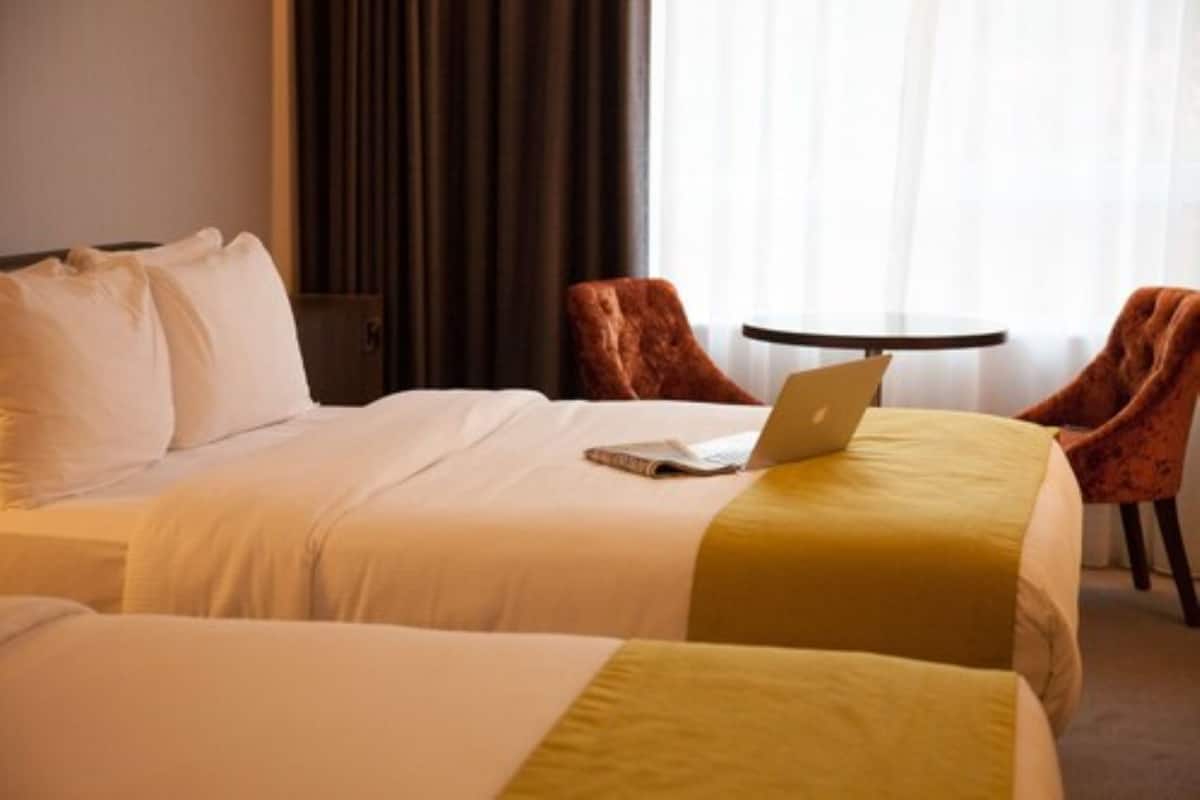 Escritorio, tabla de planchar con plancha, wifi gratis y ropa de cama