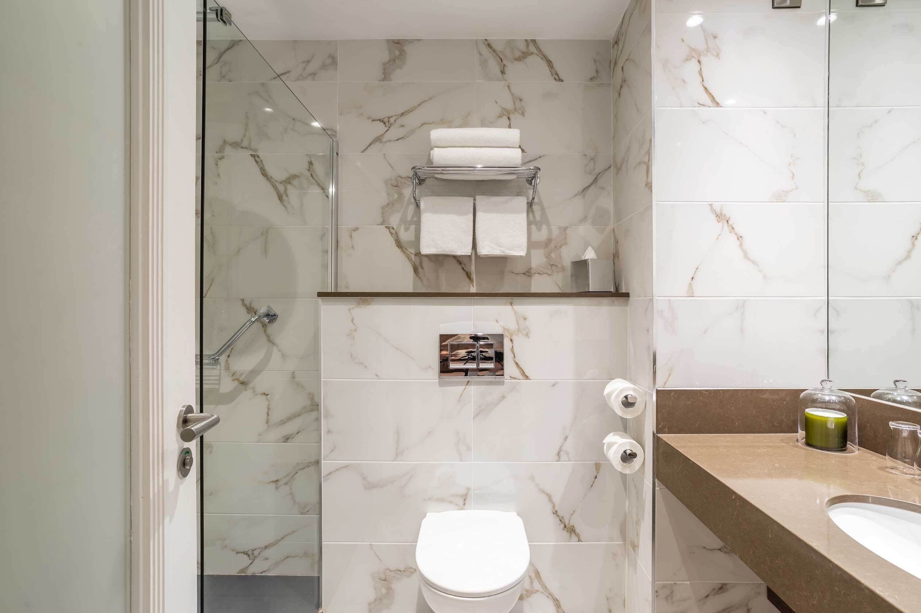 combined shower/bathtub, free toiletries, hair dryer, towels