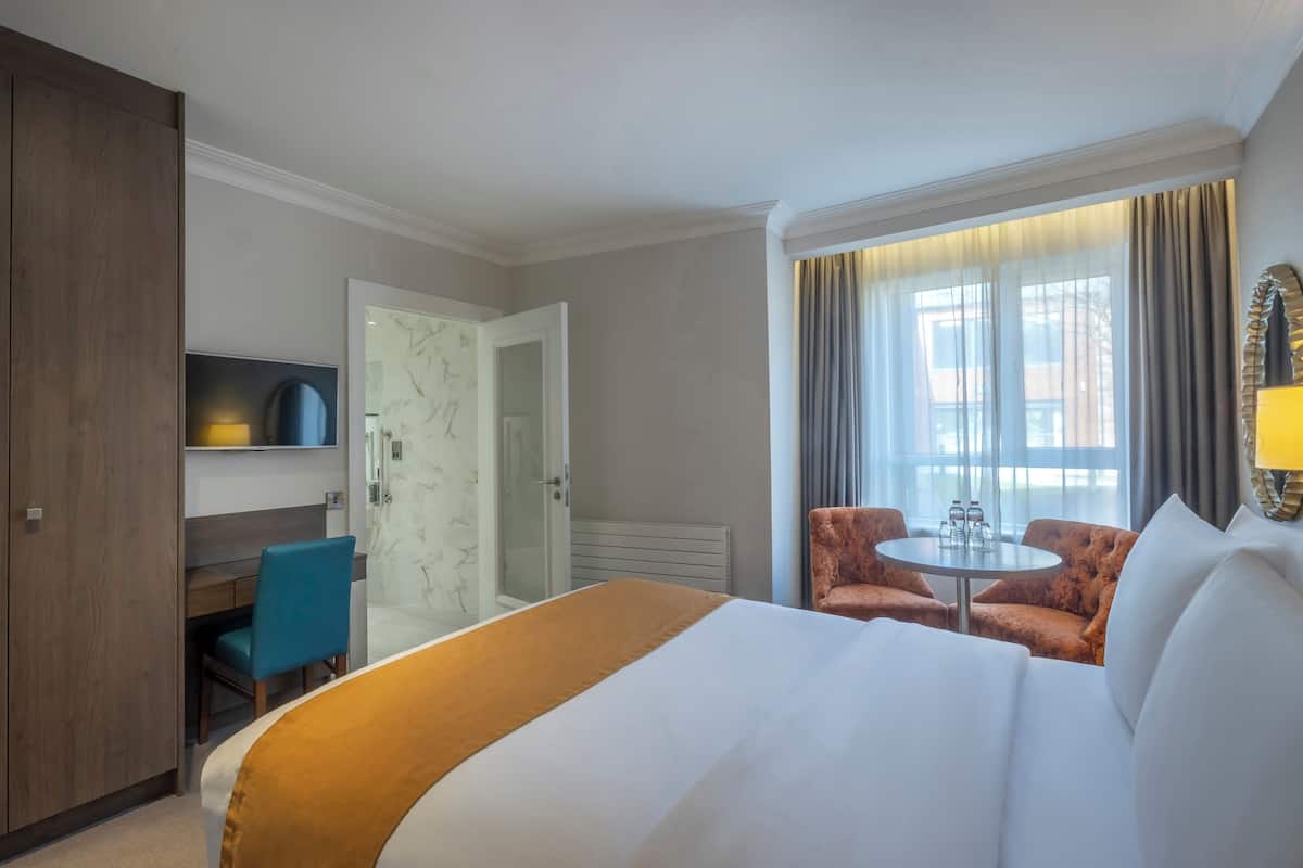 Desk, iron/ironing board, WiFi (free), bed sheets