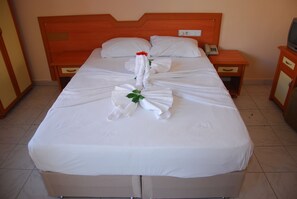 Schreibtisch, kostenlose Babybetten, WLAN