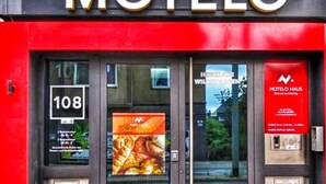 A hotel entrance with the name 'MOTEL' prominently displayed above the doors. - MOTELO Bielefeld (Bielefeld)