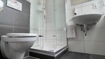 Doppelzimmer | Badezimmer | Dusche, Haartrockner, Handtücher, Seife