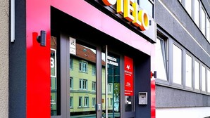 A modern building with a prominent "MOTEL" sign in yellow and red. - MOTELO Bielefeld (Bielefeld)